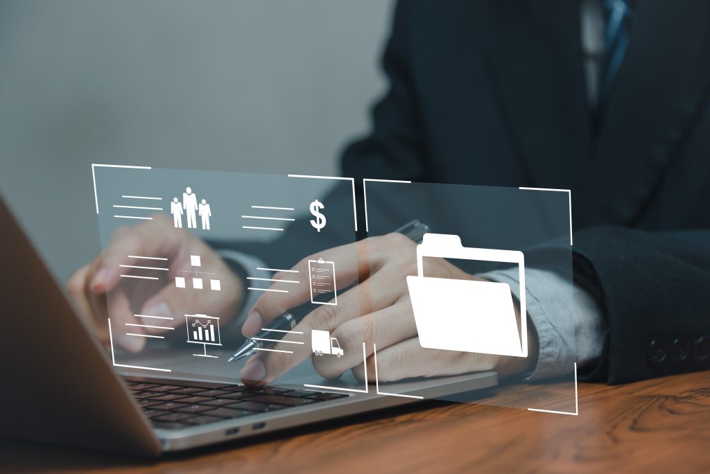 Homem usando laptop com gráficos e pastas digitais