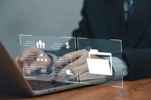 Homem usando laptop com gráficos e pastas digitais