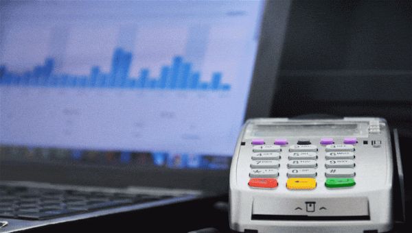 maquina de cartão e um notebook