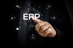 Pessoa interagindo com ícones de ERP digital