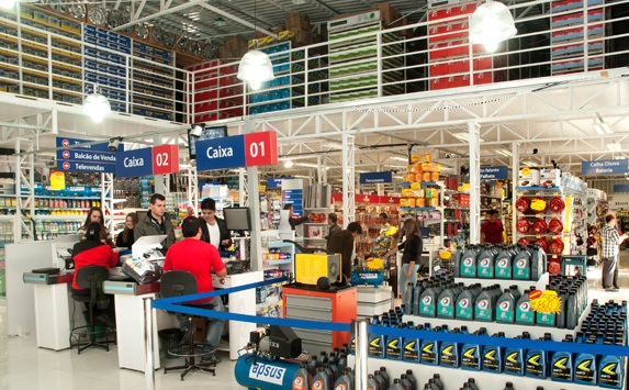 Interior de uma loja com caixas e diversos produtos